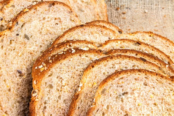Çuval arka plan taze ekmek dilimleri