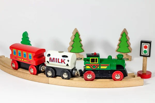 Nahaufnahme Von Eisenbahn Spielzeug Aus Holz Auf Weißem Hintergrund — Stockfoto
