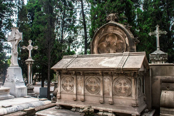 Barcelona, İspanya. 4 Eylül 2017. Montjuic mezarlığı Barcelona, Spain.The mezarlığı görünümü 4 Eylül 2017 üzerinde bir milyonu aşkın mezar ve kremasyon külleri, 500 metrekare içerir.