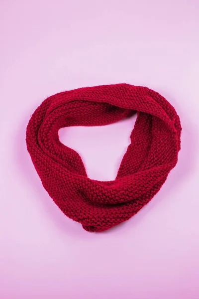 红色羊毛围巾在粉红色背景 — 图库照片