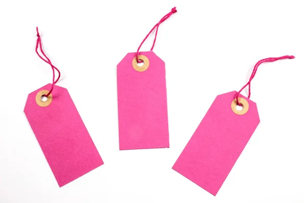 Etiquetas Papel Rosa Amarradas Com Cordas Isoladas Branco — Fotografia de Stock