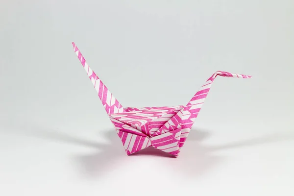Rosa Origami Vogel Auf Weißem Hintergrund — Stockfoto