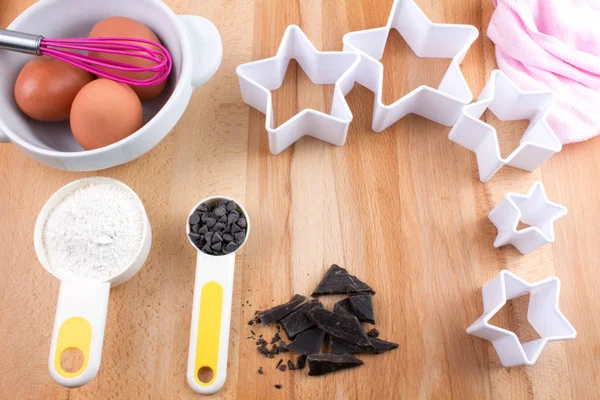 Bakning Cookies Husgeråd Och Star Fräsar Trä Bord — Stockfoto