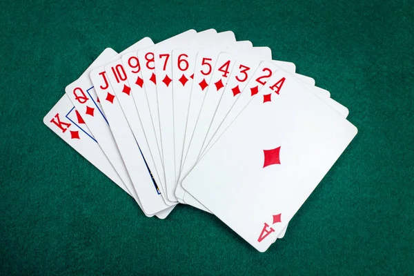 緑のギャンブル テーブルの火かき棒カード — ストック写真
