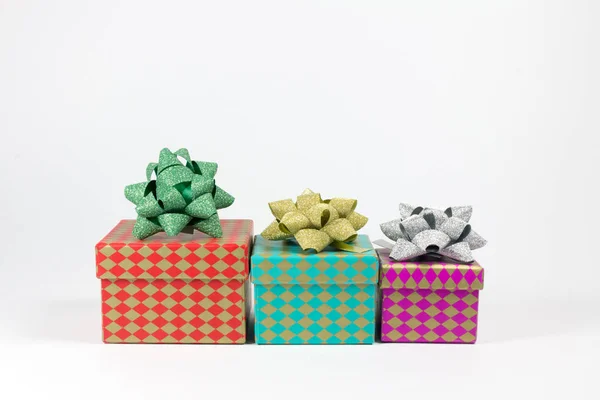 Kolorowe Pudełka Wstążkami Białym Tle Boże Narodzenie — Zdjęcie stockowe
