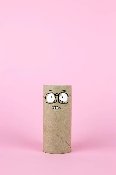 Prázdné Roll Koupelny Papír Legrační Obličej Izolované Růžové — Stock fotografie