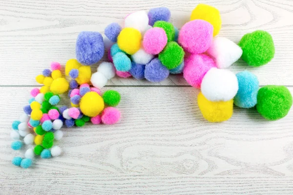 Beyaz ahşap masa üzerinde renkli keçe top Üstten Görünüm  