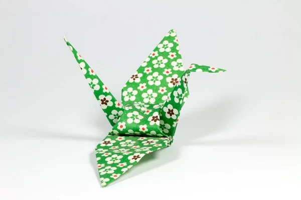 Verde Origami Bird Fundo Branco — Fotografia de Stock