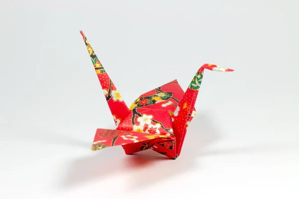 Roter Origami Vogel Auf Weißem Hintergrund — Stockfoto