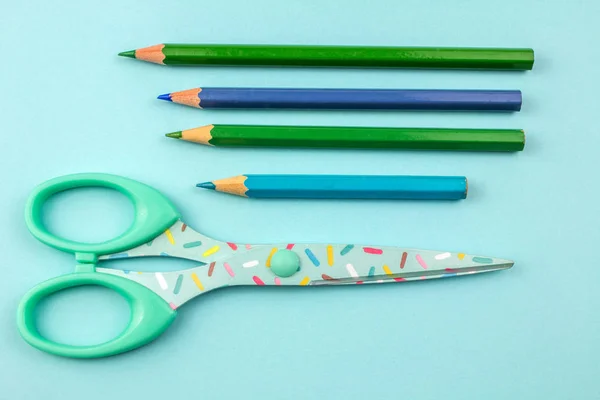 Mavi makas ve kalem mavi zemin üzerine