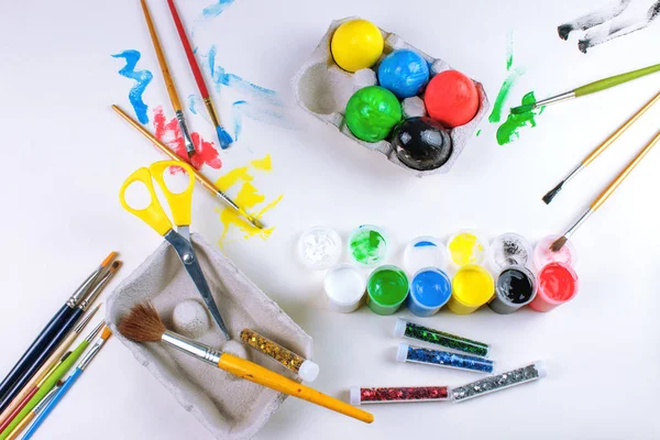 Œufs Pâques Peints Sur Table Blanche Avec Peintures Paillettes Pinceaux — Photo