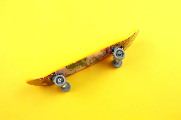 Mini Skateboard Speelgoed Gele Achtergrond — Stockfoto