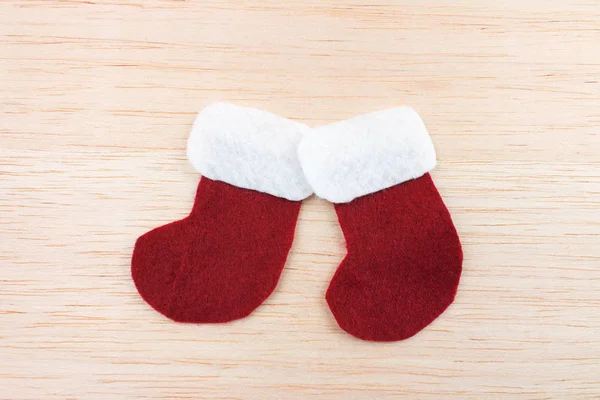 Kırmızı Dekoratif Noel Çorap Ahşap Masa Hissettim — Stok fotoğraf