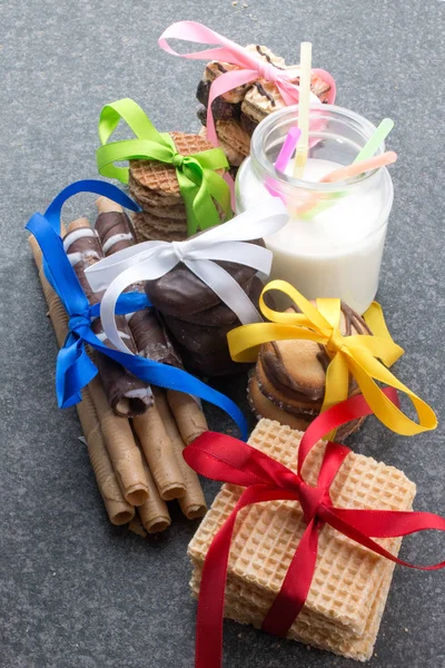 Biscotti Dolci Con Nastri Latte Barattolo Vetro Tavolo Scuro Rustico — Foto Stock