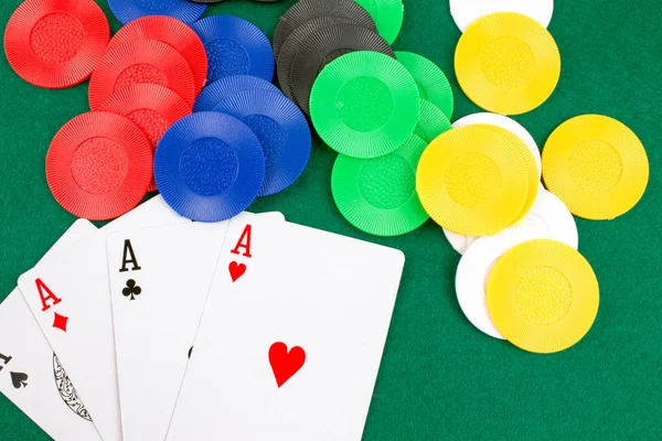 ポーカー用のチップとテーブル ギャンブル カード — ストック写真