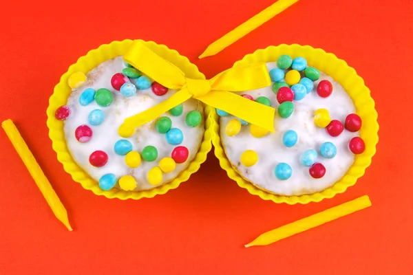 Vanille Gefrostete Cupcakes Mit Geburtstagskerzen — Stockfoto