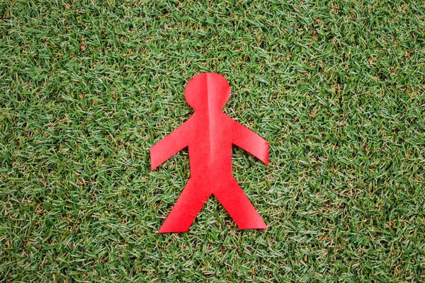 Rotes Papier Person Auf Grünem Gras Hintergrund — Stockfoto