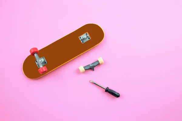 Mini Skateboard Speelgoed Met Tools Roze Achtergrond — Stockfoto