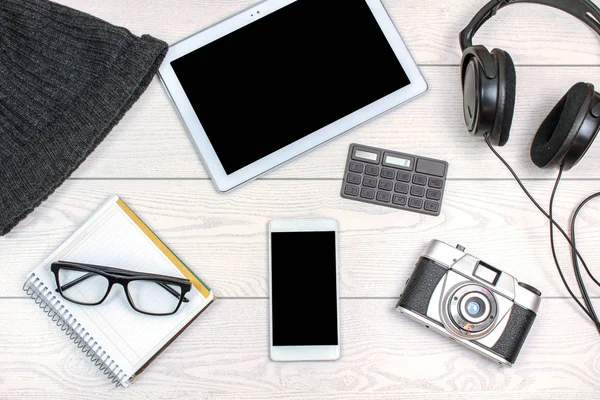 İş malzemelerinin ve beyaz ahşap masadaki aletlerin üst görüntüsü.