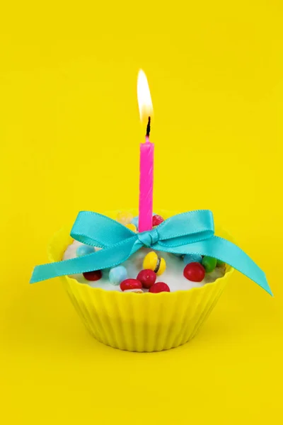 Vanille Milchkuchen Mit Geburtstagskerze — Stockfoto