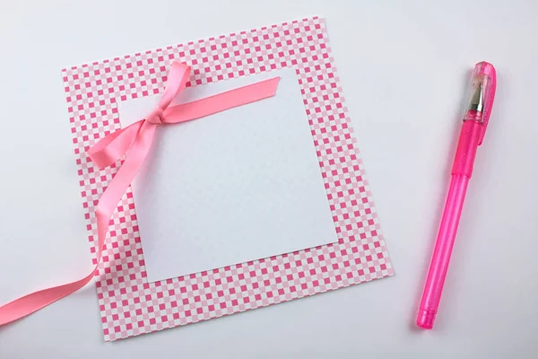 粉红色的丝带 笔和纸框隔离在白色 — 图库照片