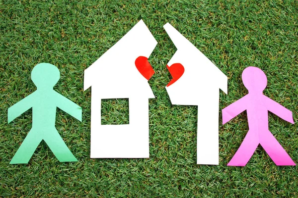 Yeşil çim arka plan üzerinde kağıt figürleri ile Kırık evlilik sahnesi