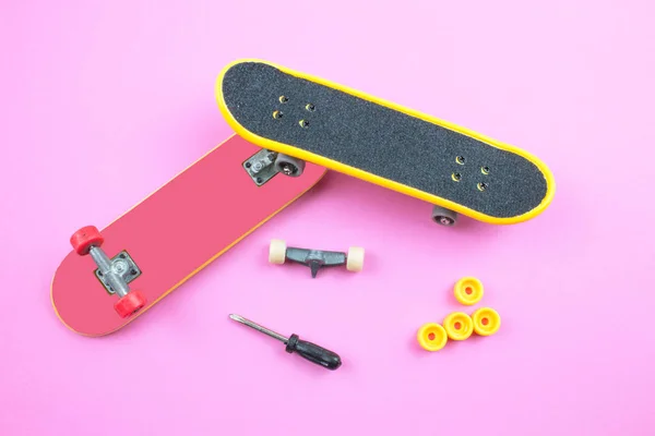 Mini Skate Brinquedos Com Ferramentas Sobre Fundo Rosa — Fotografia de Stock