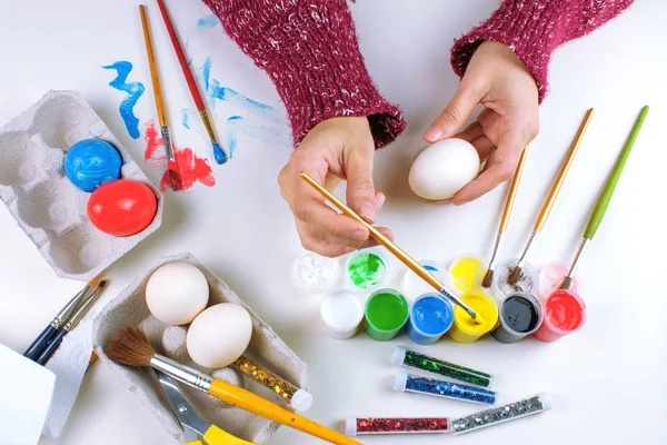 Vista Recortada Joven Mujer Pintando Huevos Pascua Mesa Blanca — Foto de Stock