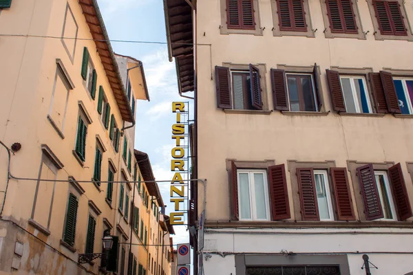 Letrero Restaurante Colgando Edificio Italian Street — Foto de Stock