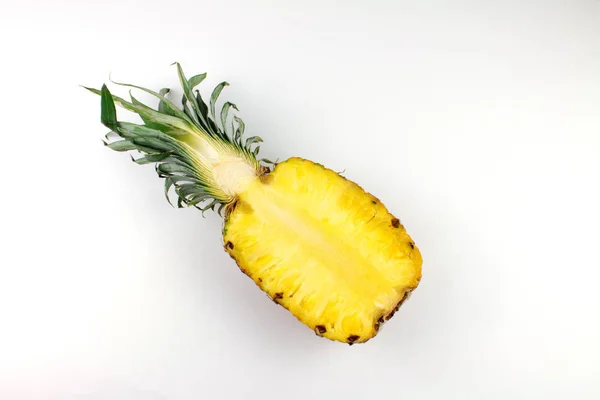 beyaz izole sarı taze ananas yarısı 