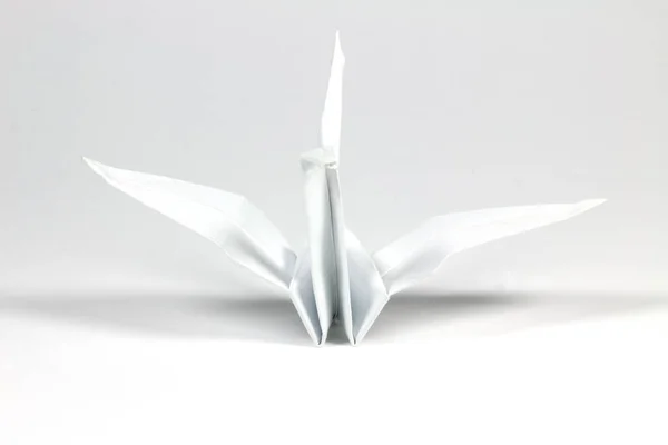 Beyaz arka plan üzerinde beyaz Origami kuş