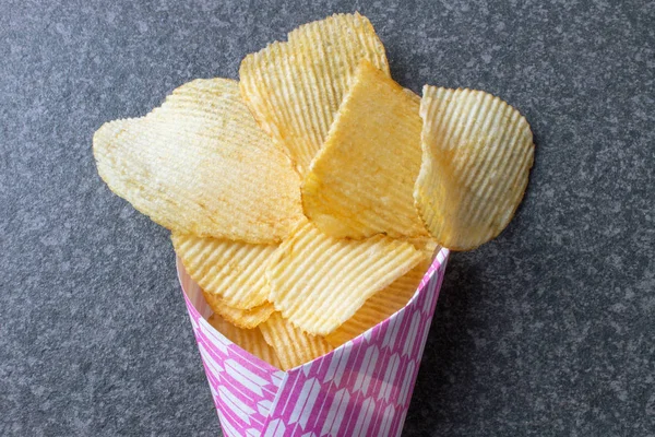 Kartoffelchips Papiertüte Auf Dunklem Rustikalen Tisch — Stockfoto