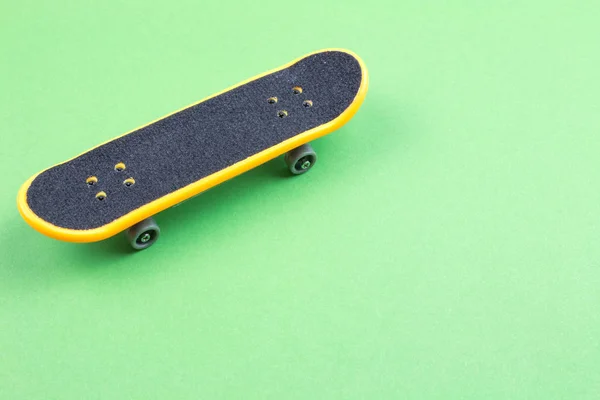 Мини Скейтборд Игрушки Зеленом Фоне — стоковое фото