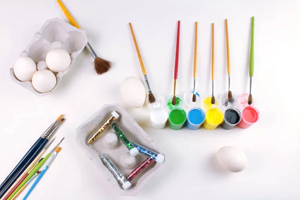 Œufs Pâques Peints Sur Table Blanche Avec Peintures Paillettes Pinceaux — Photo