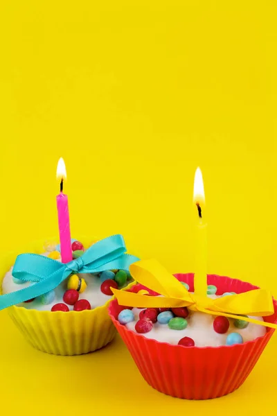 Doğum Günü Mumları Ile Vanilya Buzlu Cupcakes — Stok fotoğraf