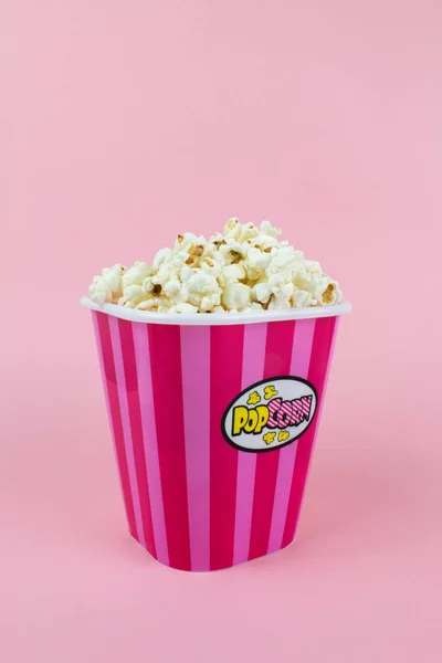 Popcorn Růžové Pruhované Kbelík Růžovém Pozadí — Stock fotografie