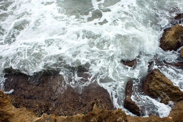 Dalgalar Deniz Kayalar Üstten Görünüm — Stok fotoğraf