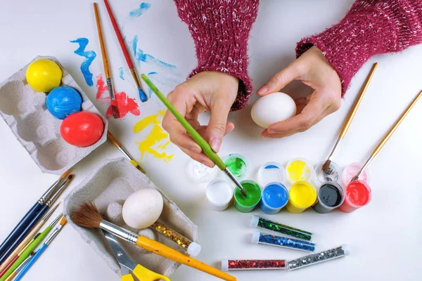 Vista Recortada Jovem Mulher Pintando Ovos Páscoa Mesa Branca — Fotografia de Stock