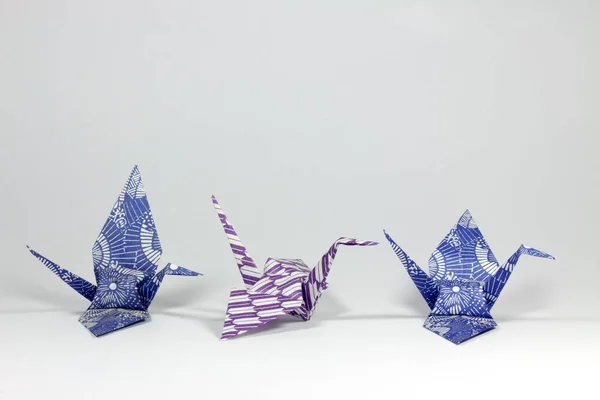 Violette Origami Vögel Auf Weißem Hintergrund — Stockfoto