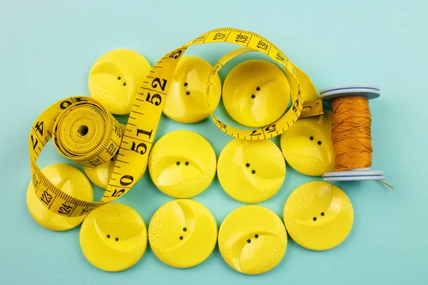 Vista Superior Botones Plástico Amarillo Hilos Cinta Métrica Sobre Fondo — Foto de Stock