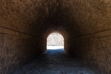 Boş karanlık Antik Tüneli sonunda ışık olan