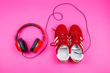 Barcelona, İspanya. Nisan 10,2018. Kırmızı Adidas ayakkabı ve renkli backgorund üzerinde kırmızı headphoens.