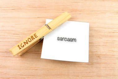 ahşap arka plan üzerinde alaycı not ile clothespin göz ardı üst görünümü 