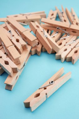 ahşap clothespins üstten görünüm mavi zemin üzerine