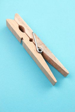 bir ahşap clothespin üstten görünüm mavi zemin üzerine
