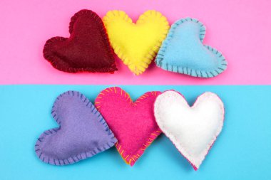 parlak arka plan üzerinde renkli keçe kalplerin Üstten Görünüm