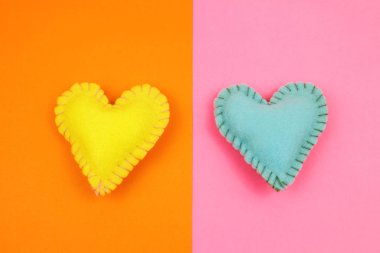 parlak arka plan üzerinde renkli keçe kalplerin Üstten Görünüm