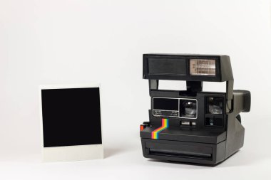 Retro Fotoğraf kamerası ve Beyaz Fotoğraf Çerçevesi