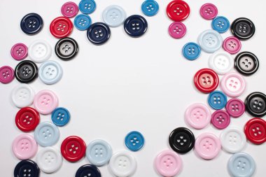 çeşitli renkli düğmeler beyaz arka plan üzerinde yuvarlak