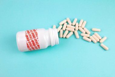 hapları üzerinde mavi arka plan ile şişe açıldı